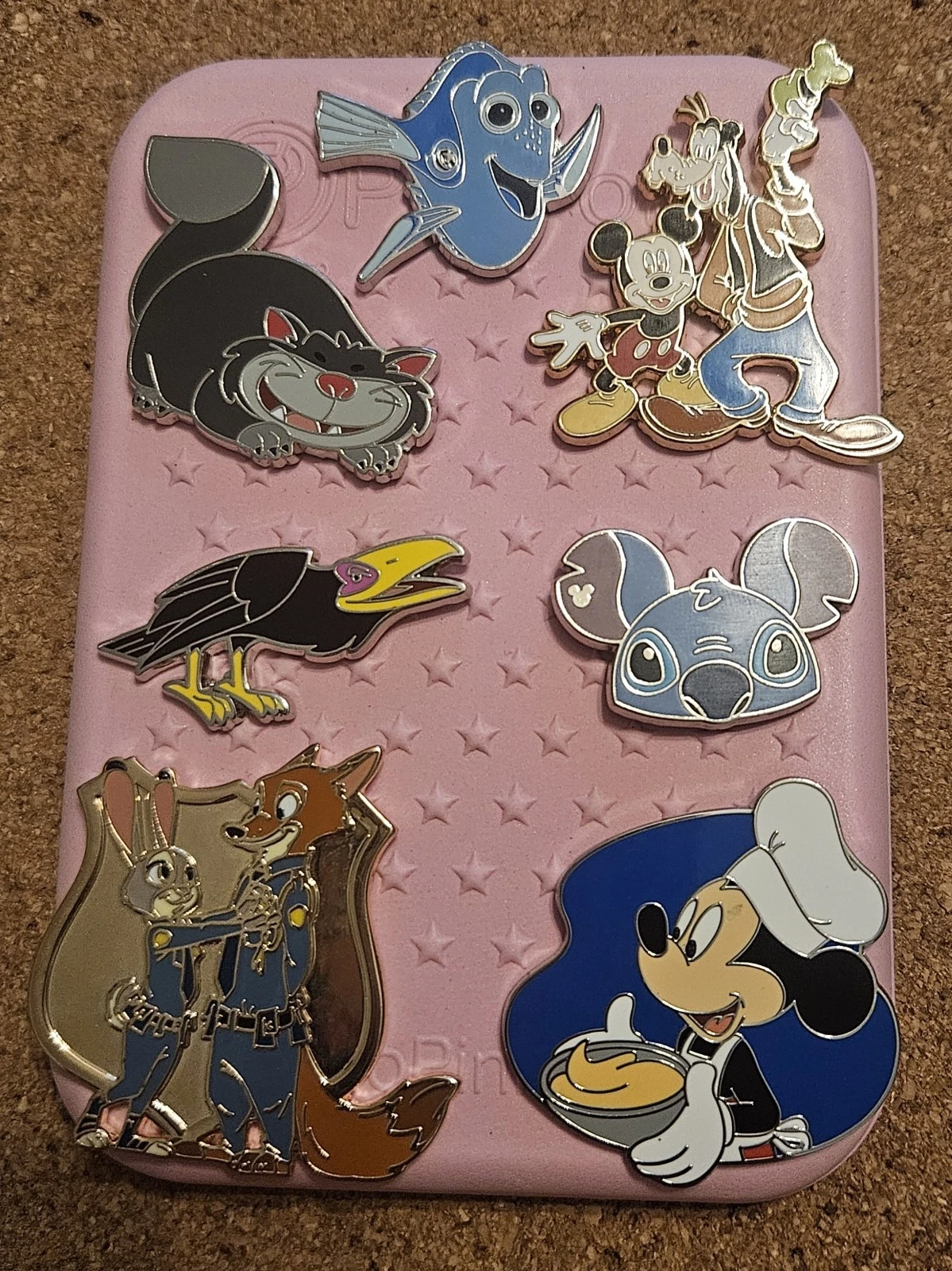 New ListingDisney 7-pin trading pack with pin board.