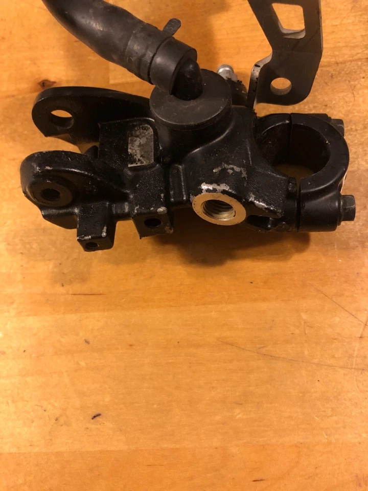 OEM Suzuki 2004-2007 GSXR 600 750 1000 freno delantero cilindro maestro montaje en percha Foto 4 de 4