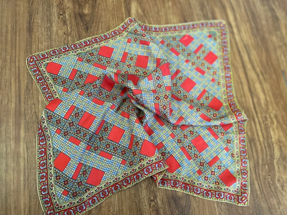 Bufanda de seda cuadrada vintage de los años 70 20"X 20 cosida a mano oro rojo clásica usada en excelente estado Foto 4 de 4