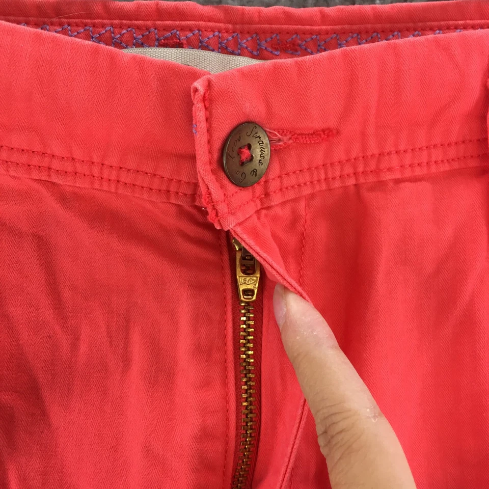 Pantalones Cortos Chinos Levis Para Mujer 33 Coral Tiro Medio Cremallera Mosca Puños Informales Frente Plano Foto 3 de 4