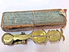 ANTIQUE BRASS SOVEREIGN COIN HALF BALANCE SCALES IN ORIGINAL BOX