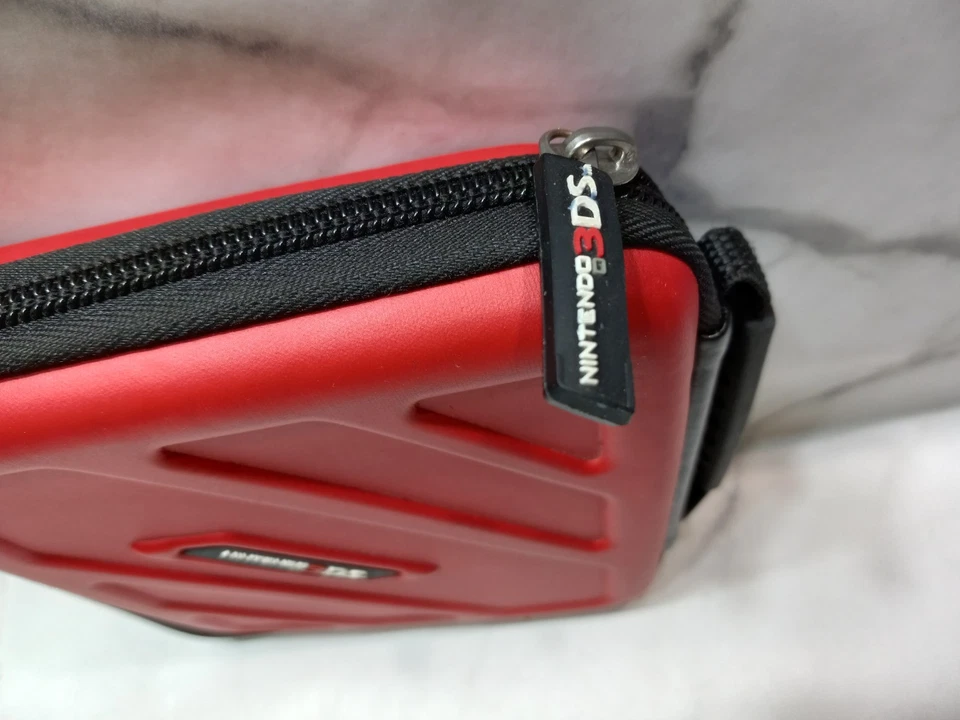 Estuche rígido con cremallera roja para Nintendo 3DS diseñado por R.D.S Foto 3 de 4