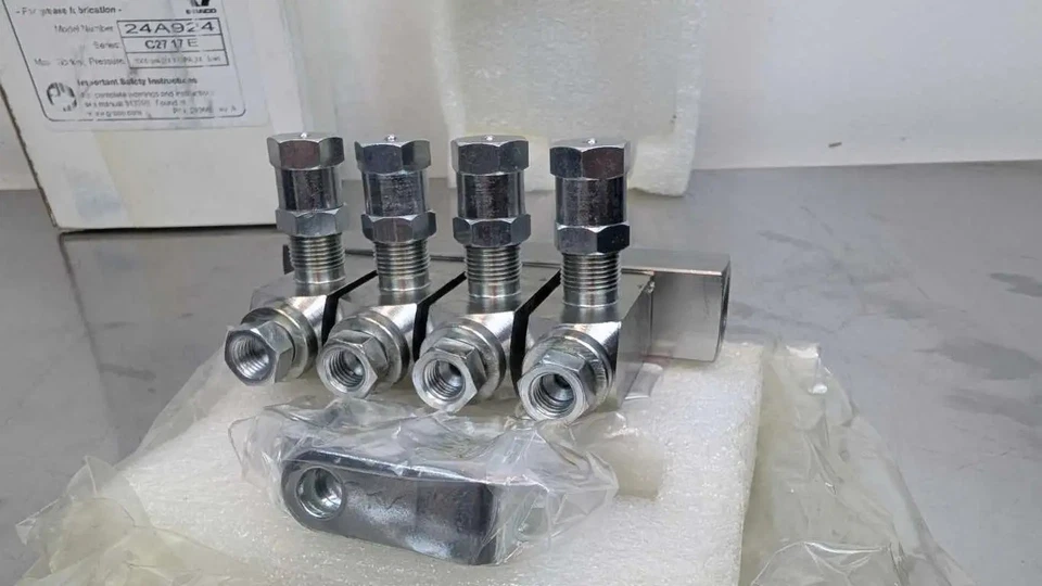 Graco GL-32 Grease Injector 24A924 293663 Ser C2617E Rev A 3500 PSI 1/4" NPT - Image 3 of 4