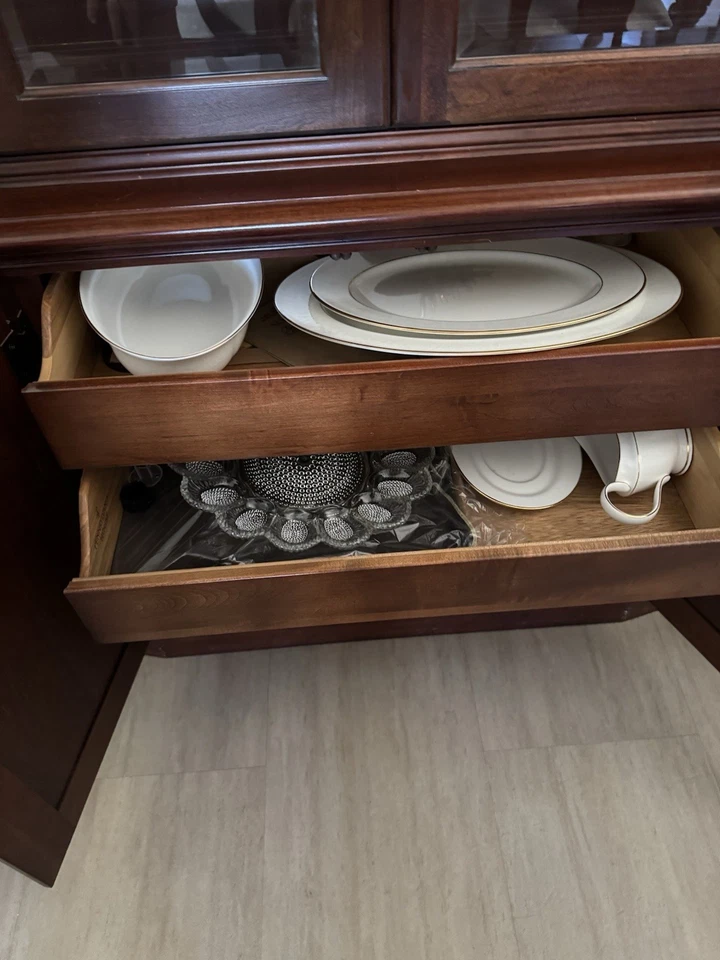 Pennsylvania House Cherry China Cabinet. Two Pieces Very Good Condition. - Image 3 of 4