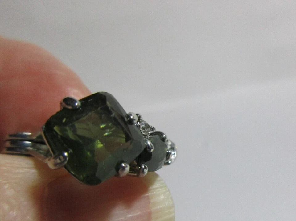 Brincos vintage Monet prata tom verde e vidro transparente com clipe década de 1970 - Imagem 2 de 4