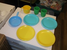 Vintage Little Tikes 1980's Lot of 8 Kitchen Plates Skillet Measuring Cup  Cups