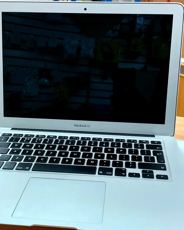 MacBook Air 13 inch mid 2013 - Image 2 of 4