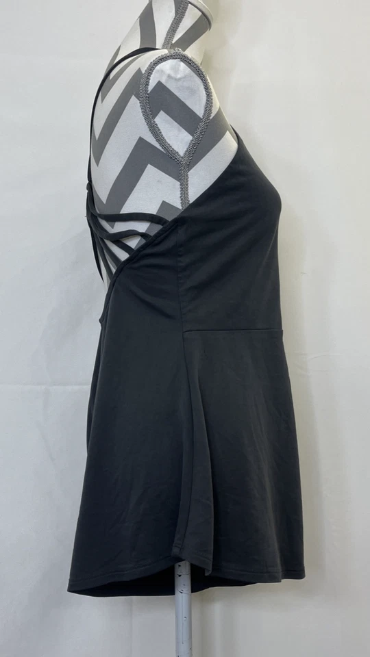 Mameluco gris con tiras Fabletics talla grande beneficios caridad Foto 4 de 4