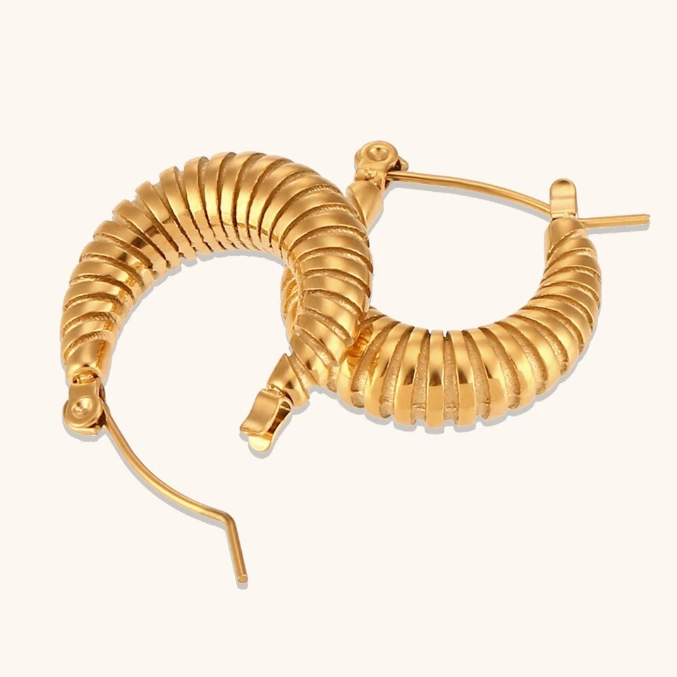 Pendientes de aro de acero inoxidable enchapados en oro de 18 quilates para mujer cuerno pequeño liso colgante gota Foto 4 de 4