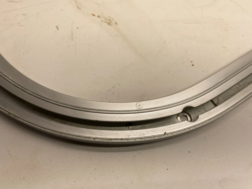 2010-2012 CADILLAC SRX compartimento de carga traseiro direito piso caminhão roda fabricante de equipamento original - Imagem 3 de 4