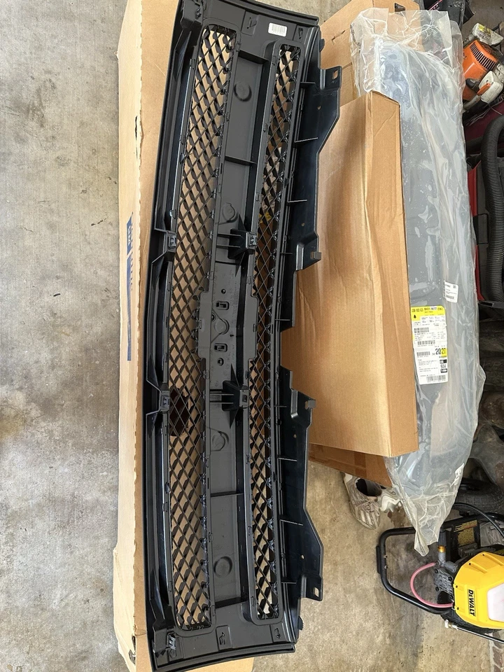 GM OEM 07-13 Silverado 1500 Grille Grille Components-Grille 22829433 - Image 3 of 4
