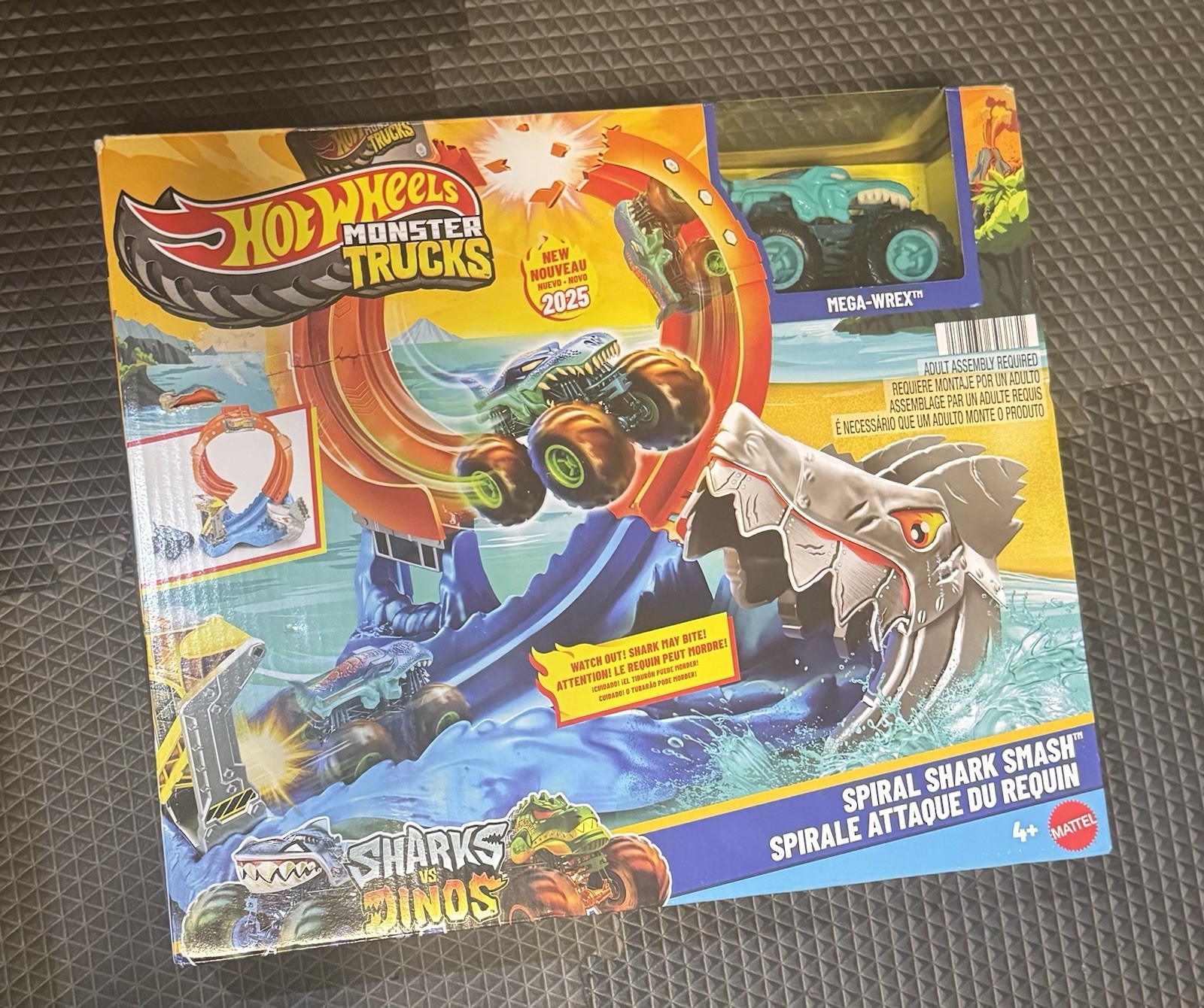 Hot Wheels Monster Trucks Sharks vs Dinos Mega Wrex Spiral Shark Smash SEALED!!