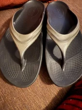 OOFOS OOriginal Sandals – Silver Orthotic Flip-Flops – Sz 8 , EUC Comfort Shoe