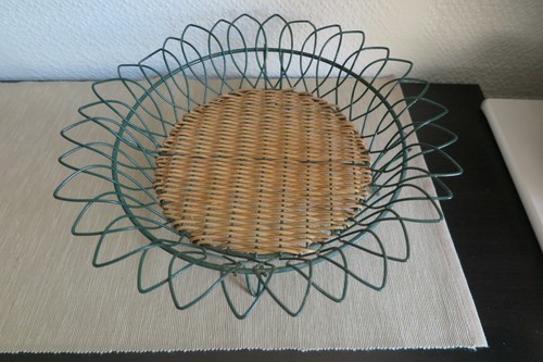 VERY UNUSUAL 1960's WIRE & WICKER FRUIT BOWL IN THE SHAPE OF A SUNFLOWER HEAD