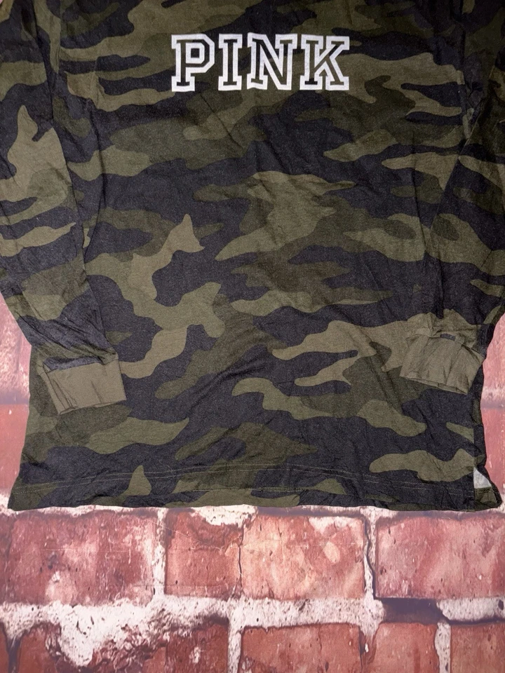 VS PINK Conjunto Mediano Victoria’s Secret Campus Camiseta Leggings Camuflaje Negro Logo Foto 3 de 4