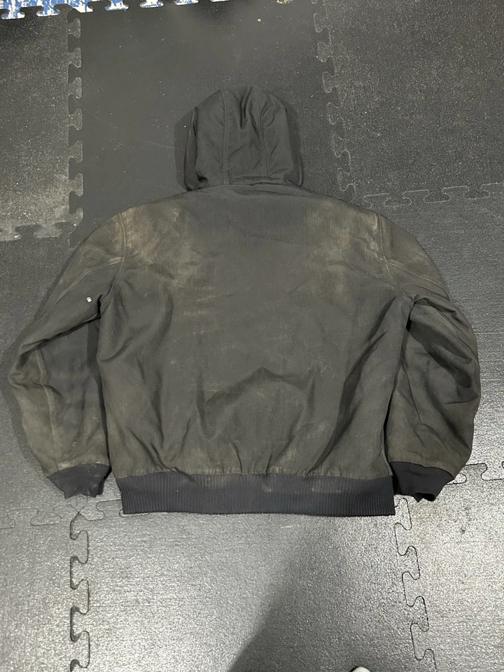 Jaqueta Carhartt J140 BLK EUA Masculina Preta Forrada em Colcha Ativa Desgastada Média Antiga - Imagem 2 de 4