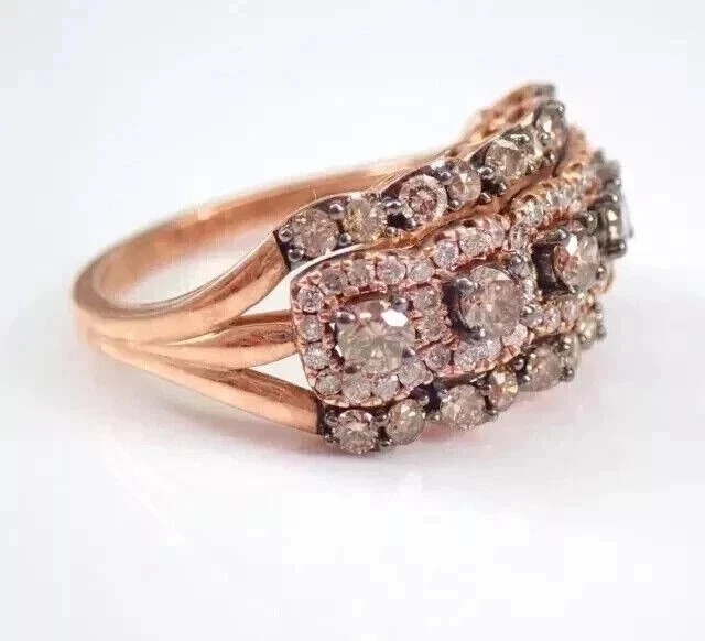 Anillo de boda con racimo creado en laboratorio de chocolate de corte redondo de 2 quilates enchapado en oro rosa de 14 quilates Foto 3 de 4