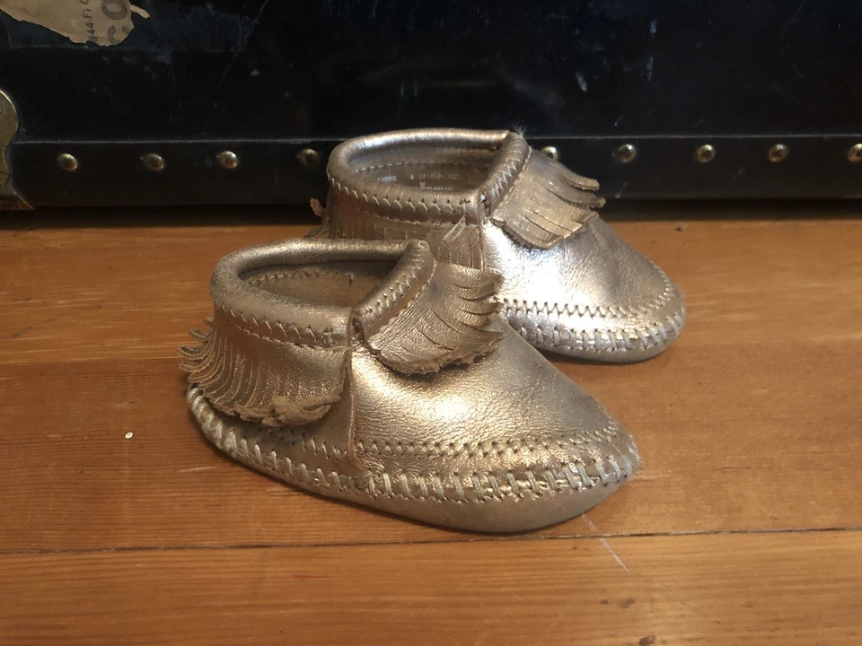 Minnetonka Mocasines Bebé Niño Pequeño Talla 4 DORADO con Flecos Cuero $50 Foto 3 de 4