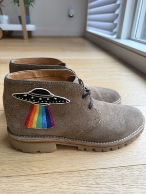 100 AUTH MEN GUCCI MOREAU EMBROIDERED CHUKKA SUEDE BOOTS UK  display picture 2