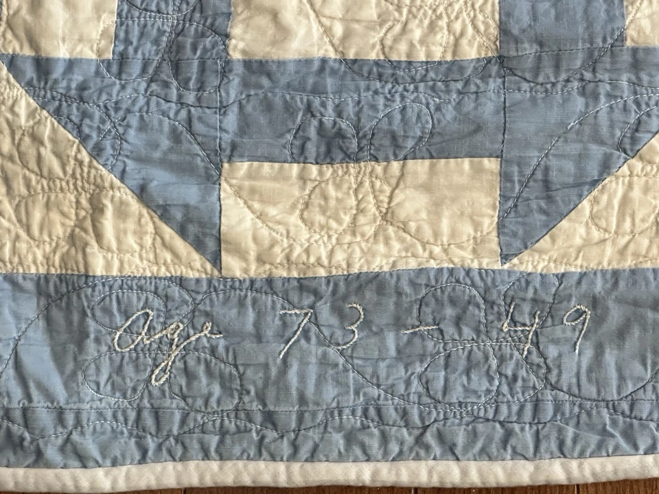 Colcha costurada à mão vintage 1949 padrão chave macaco azul e branco assinado 71x84 - Imagem 2 de 4