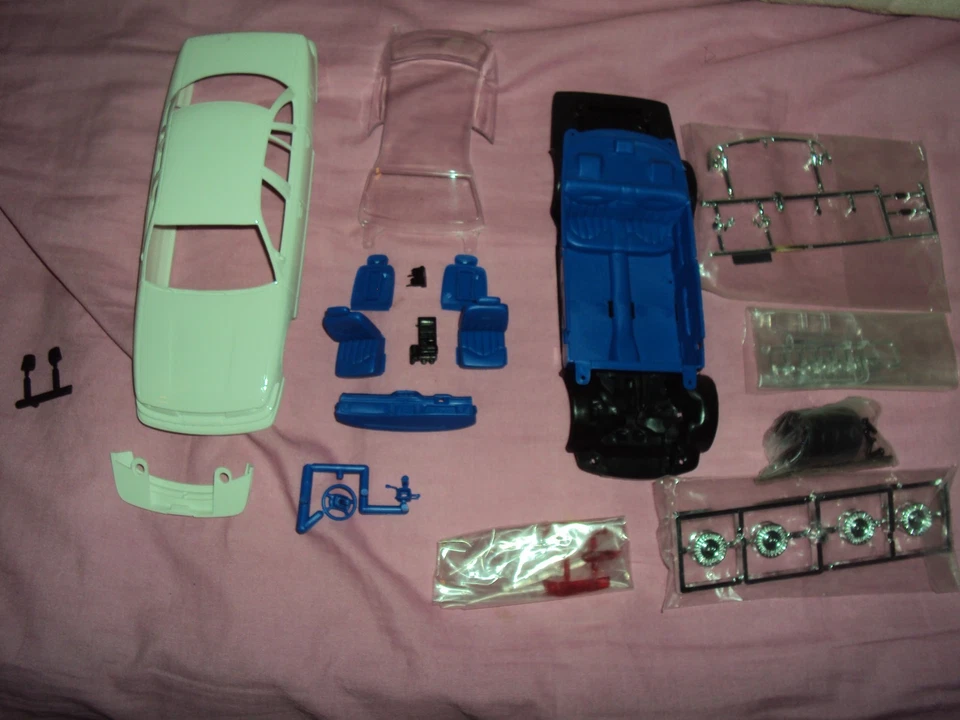 Maquette occasion Ford Crown Victoria chef des pompiers Lindberg 1/24 SANS DECAL - Photo 2/2