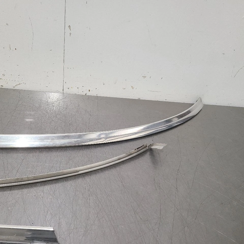 88 1988 MERCEDES-BENZ 560SL 107 TYPE WINDSHIELD GLASS TRIM SET CHROME Foto 2 de 4