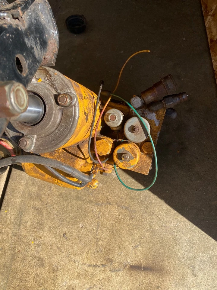 Meyer E-60 Snow Plow Pump  untested. No broken parts.  Missing the fill plug. - Image 4 of 4