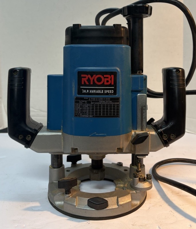 Ryobi Plunge Router RE-600