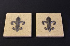 Dekoracyjne płytki fleur de lis - 3 7/16" x 3 7/16" x 1/2" z inicjałami PD na plecach