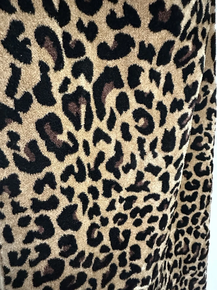 Falda de leopardo Galvan London para mujer 31 pulgadas de largo Foto 4 de 4