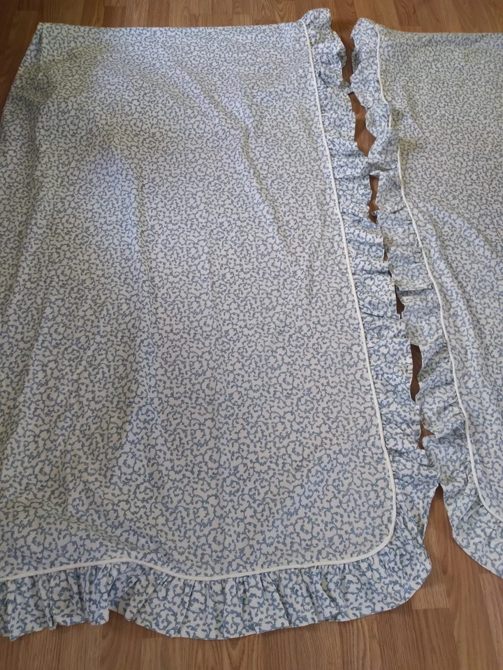 DE COLECCIÓN CROSCILL ASHLEY 2 PANELES CORTINAS CON VOLANTES BLANCO AZUL ESTAMPADO 84” X 58” Foto 3 de 4