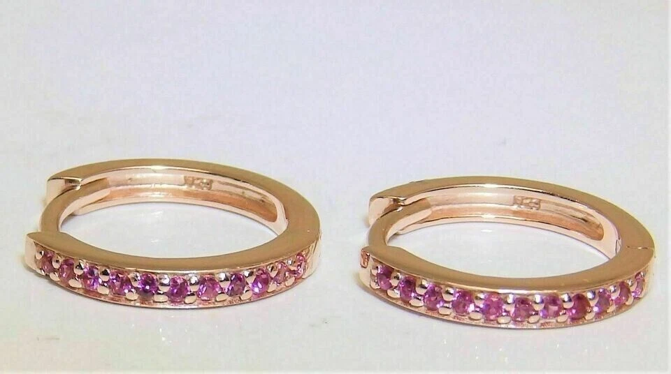 Pendientes tipo argolla Huggie redondos creados en laboratorio con zafiro rosa de 14 quilates para mujer Foto 3 de 4