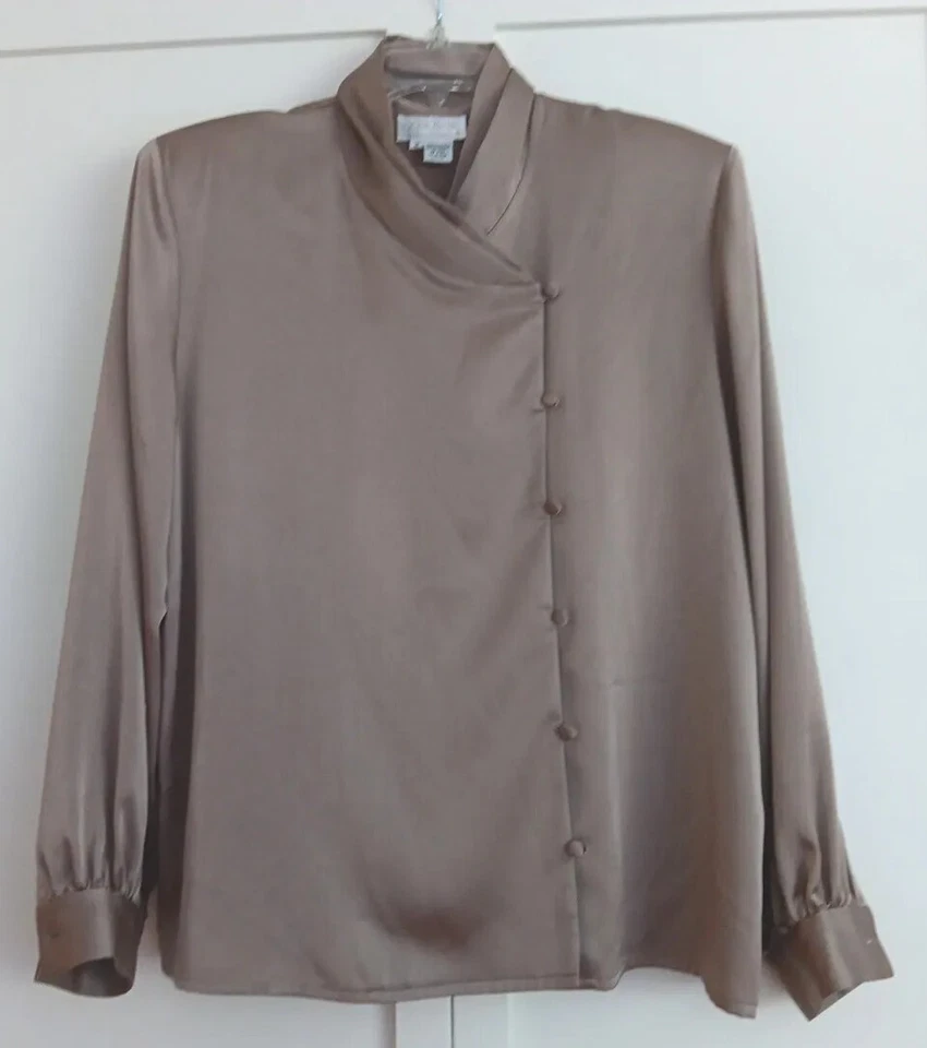 Blusa Doncaster 12 Taupe Regencycore Manga Larga Lazo Botón Elegante Brillo Foto 2 de 4