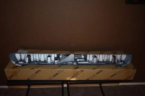 New 2012-2017 Toyota Prius V Rear Upper Spoiler 76085-47911-H0 Clear Sky Metalli - Picture 4 of 6