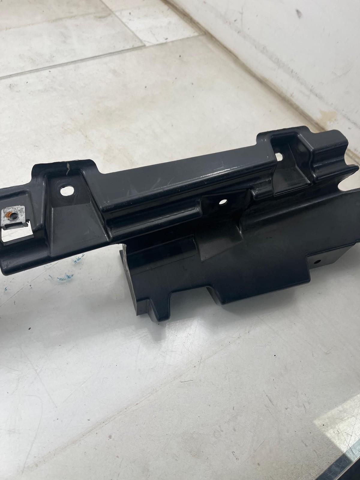 LH DRIVERS SIDE MOUNTING BRACKET TO MOLDING 4T0853997B LAMBORGHINI HURACAN 19