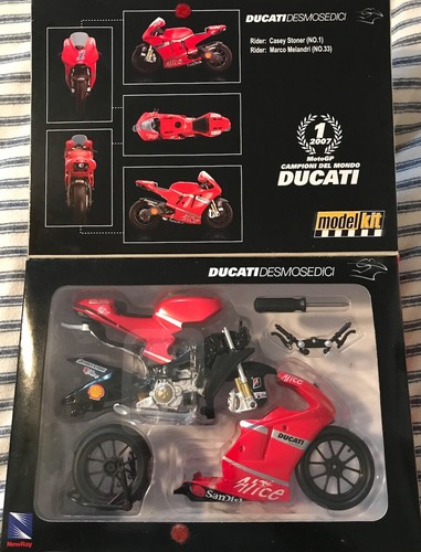 NewRay DUCATI Desmosedici Casey Stoner 2007 Champion Model - Picture 3 of 5