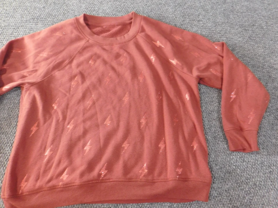 Suéter para mujer Betsey Johnsons extra grande gráfico melocotón cuello redondo Foto 2 de 4