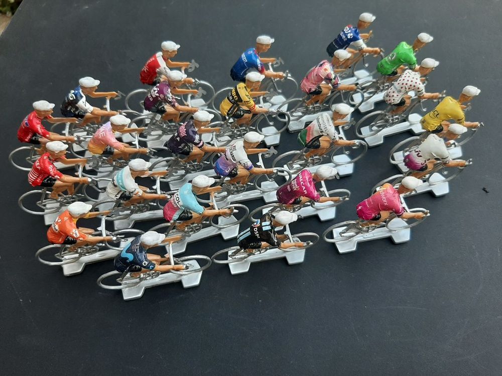 Équipes féminines 24 cyclistes 2022 pour décorer votre bureau de passionné de cyclisme