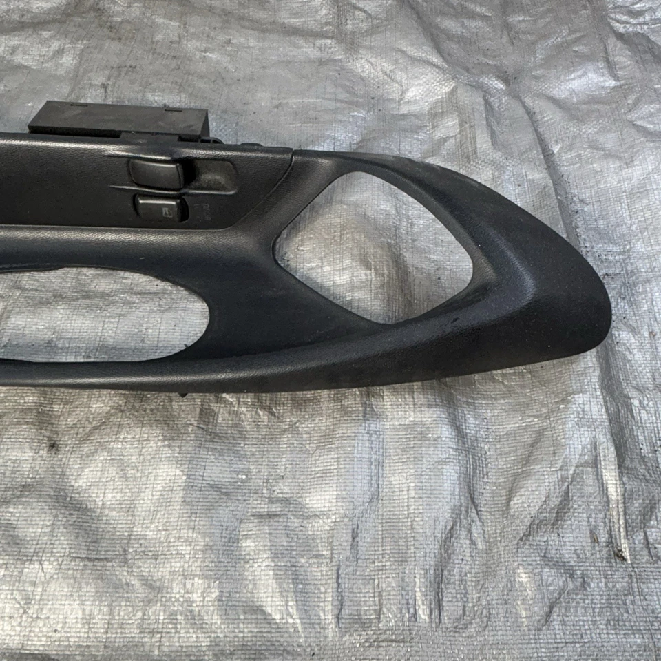 MITSUBISHI ECLIPSE 1999 PASAJERO DERECHO VENTANA INTERRUPTOR BISEL MONTAJE Foto 2 de 4