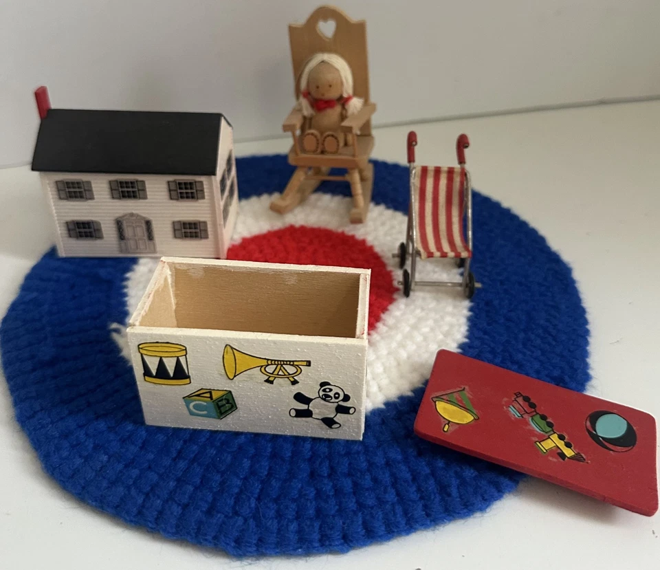 Juego de habitación de juguetes para casa de muñecas con mini casa, cochecito, balancín, caja de juguetes y alfombra Foto 2 de 4