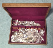 Oneida Ltd 1881 Rogers Silverplate Victorian Classic 41 Pc Silverware w/Box 1973