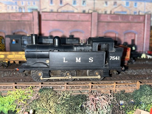 Tri-Ang R52 Spurweite OO umlackiert & neu nummeriert 7541 in LMS schwarz - Anschlussgleismodell  | Condition: Used