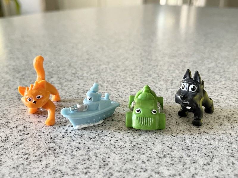 MONOPOLY  JUNIOR GAME 4 PIECES + DICE  GAME TOKEN PIECES CAT DOG RACING CAR BOAT