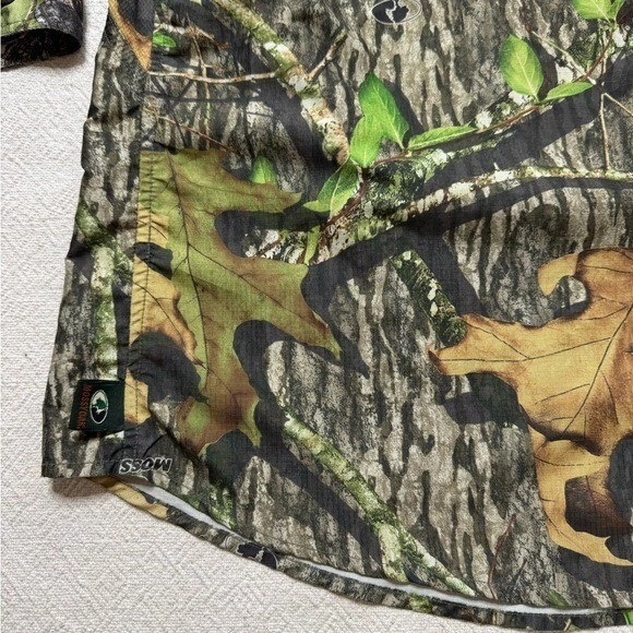 Mossy Oak Men’s Green Camo Leaf Print Long Sleeve Vented Shirt 2XL - Image 3 of 4