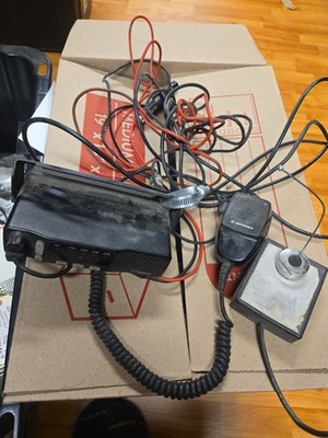 Motorola Radius M1225 M44dgc90e2aa UHF Mobile Radio w/ Microphone And Antenna.