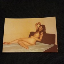 Akt Foto Junge Frau sitzt auf dem Sofa  Erotik  Vintage  Nude