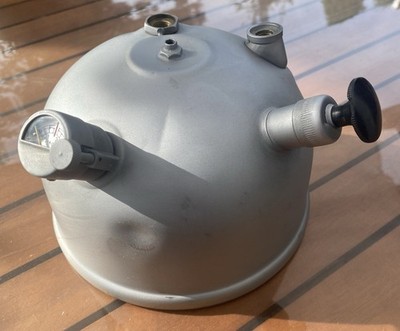 Petromax Tank incl. Druckmanometer und Pumpenkolben.
