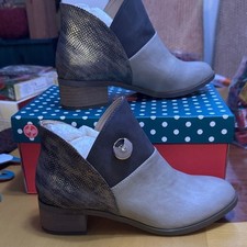 Lindsay Phillips Shandon size 8 with interchangeable snap