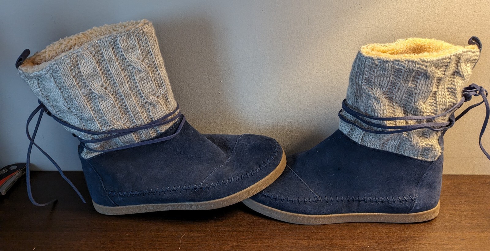 TOMS Nepal Navy Blue Suede Tie Cable Knit Winter Boots Size 10 Moccasin Style