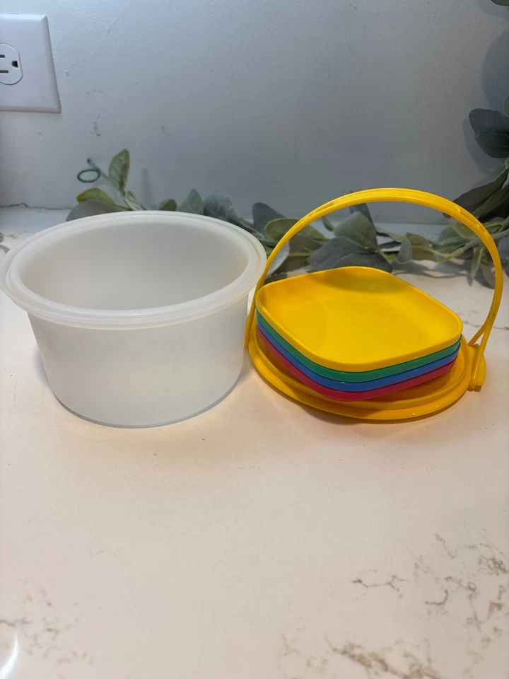 Tupperware Kids Mini Party Set Cake Taker, Plates *missing server* - Image 4 of 4